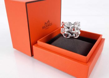 The Chaîne d’Ancre Enchaînée Ring is a popular trend in Hermès Jewelry